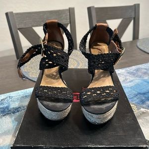 Black wedge